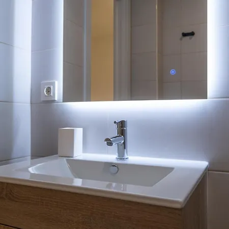 Victoria's Modern And Cosy 2 Bedroom Apartment